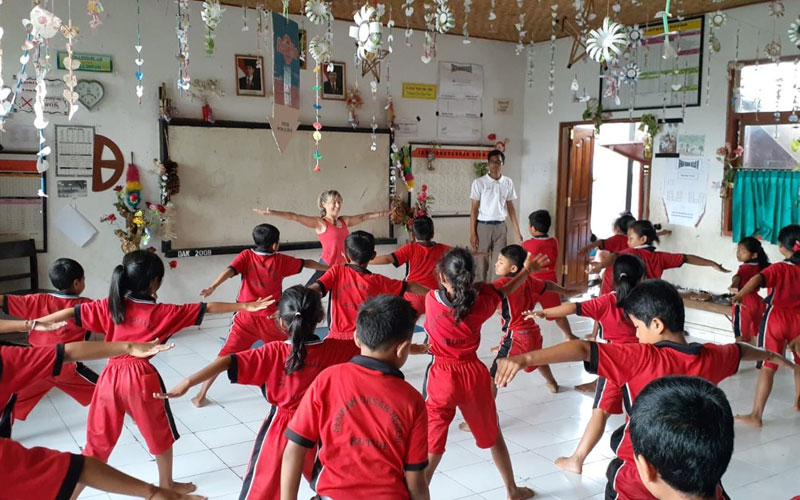 Jayne teaching kids in Bali